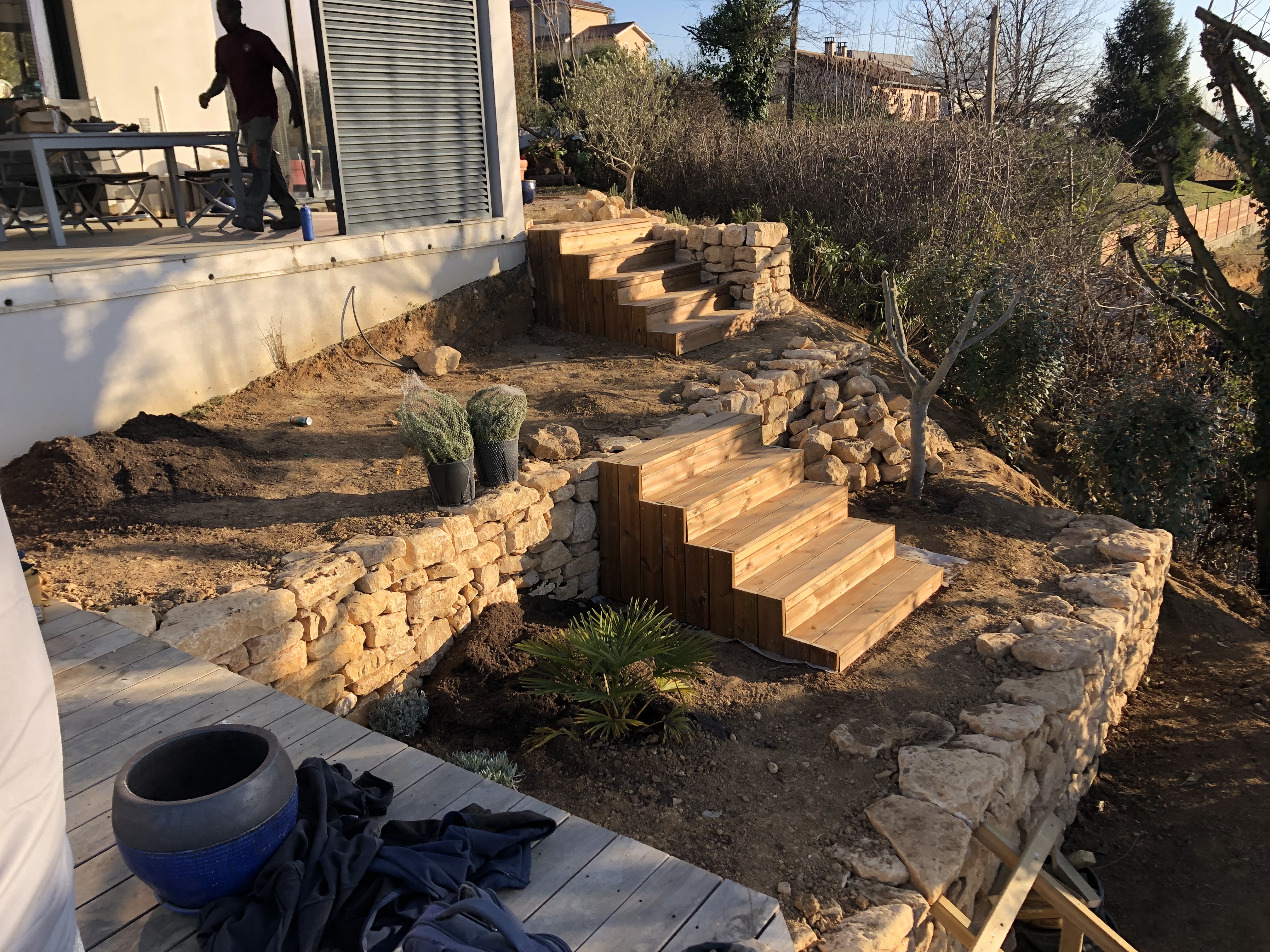 Mur en pierres sèches et escaliers en mélèze