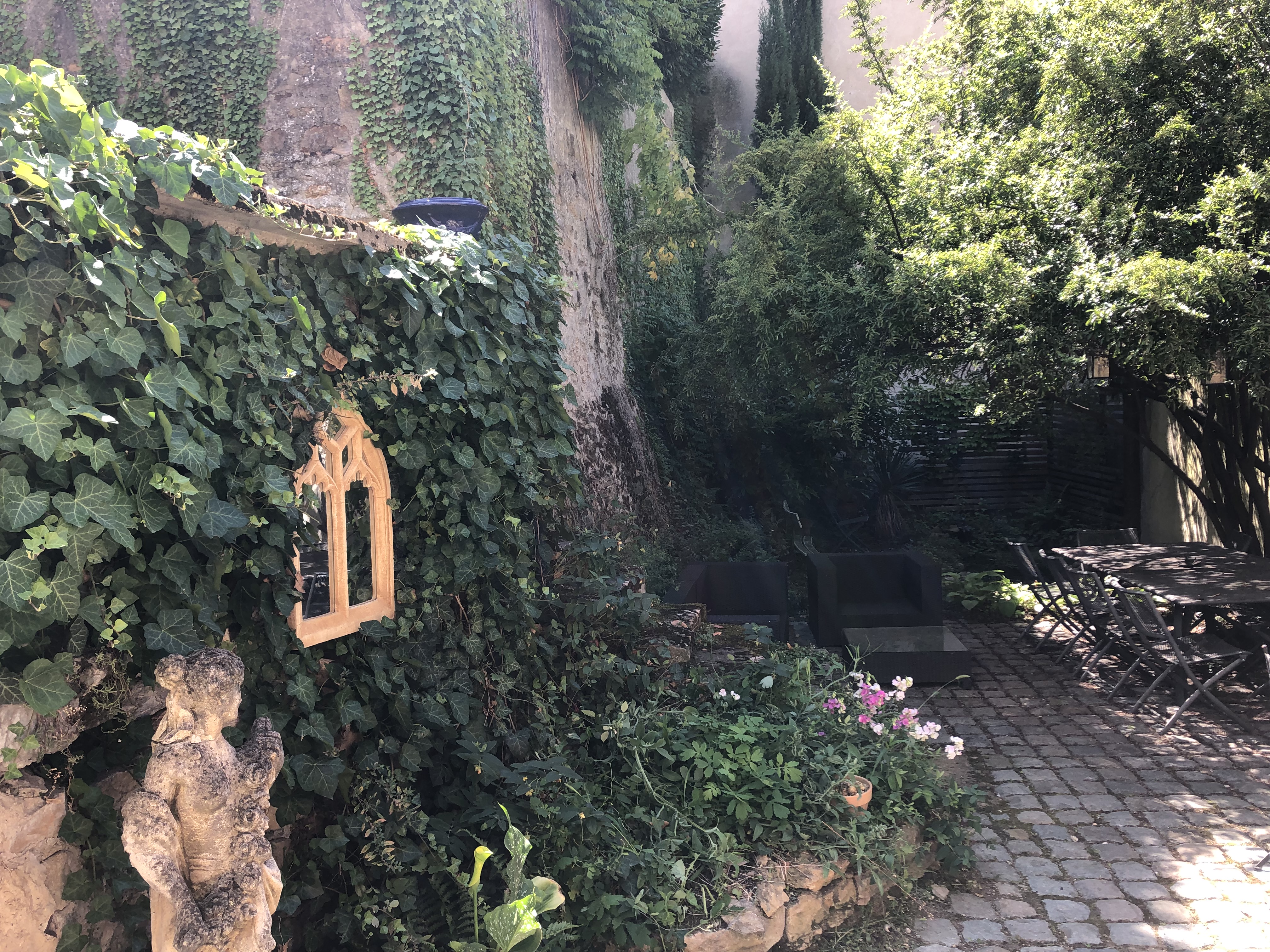 Jardin pavé avec lierre rampant